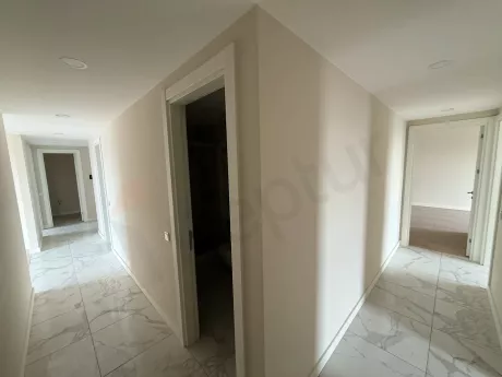 Modern ve geniş bir binada yer alan aydınlık daire koridoru.
