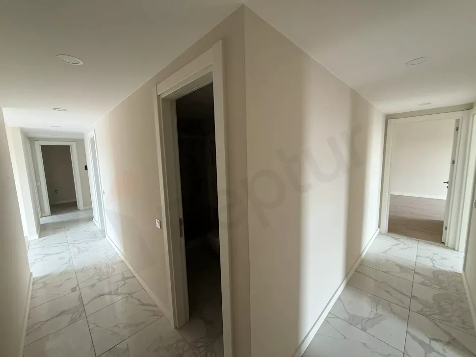 Modern ve geniş bir binada yer alan aydınlık daire koridoru.