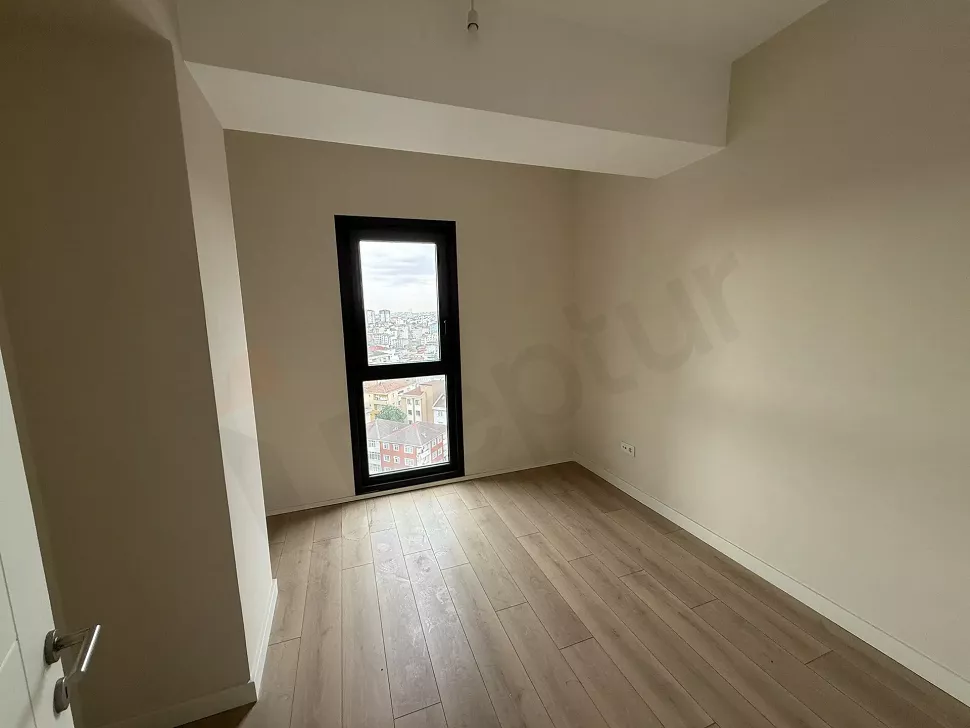 Modern tasarımlı, geniş ve ferah bir yatak odası alanı.