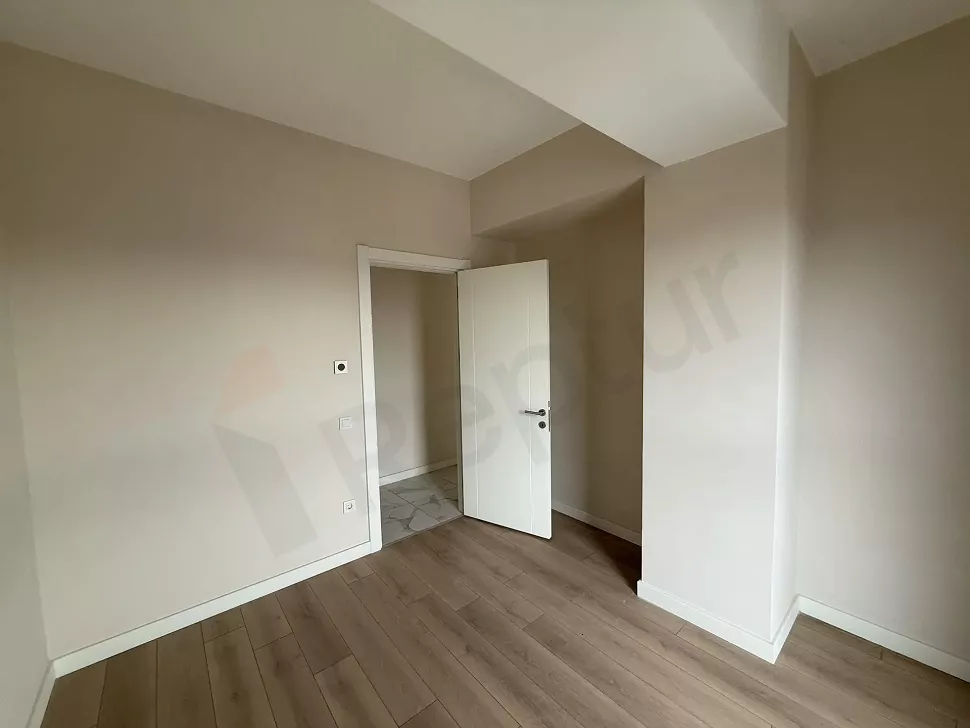 Geniş ve aydınlık modern yatak odası iç mekanı
