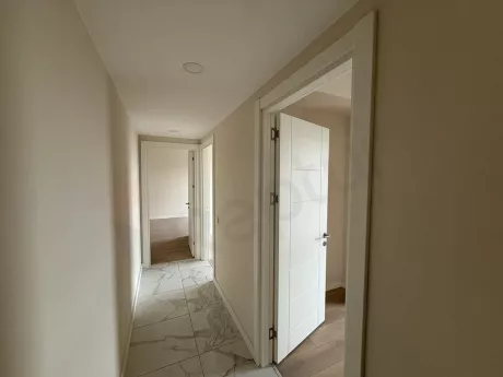 Modern ve aydınlık bir dairenin geniş iç koridor görünümü.