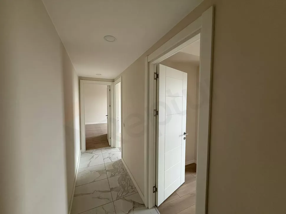Modern ve aydınlık bir dairenin geniş iç koridor görünümü.