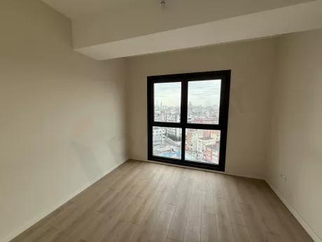 Çekmeköy'deki yeni bir dairenin modern ve aydınlık yatak odası iç mekanı.