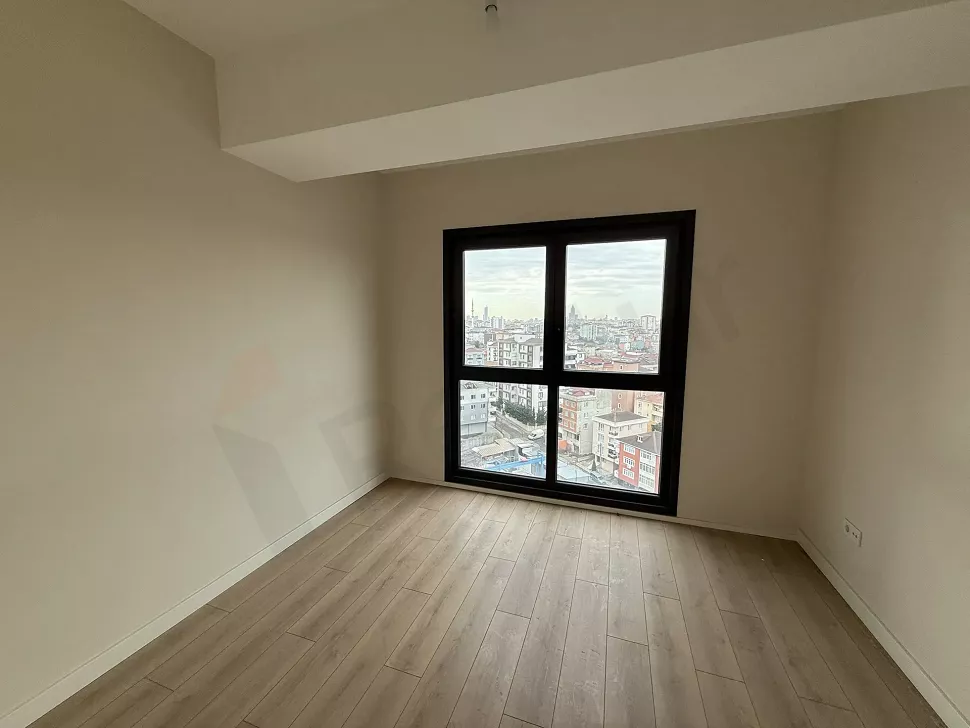 Çekmeköy'deki yeni bir dairenin modern ve aydınlık yatak odası iç mekanı.