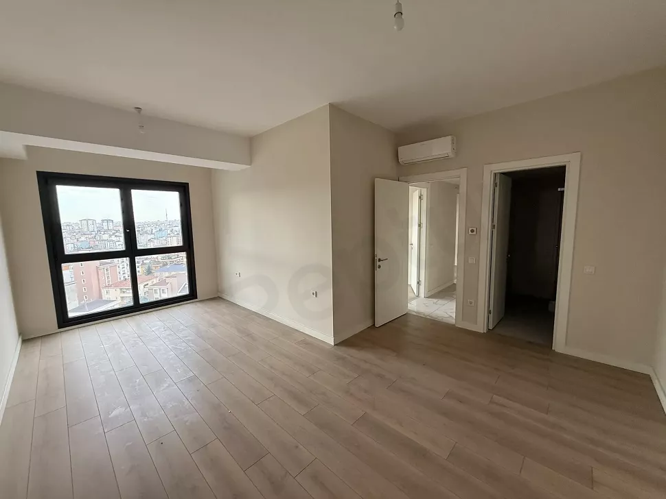 Modern ve geniş bir yatak odasının aydınlık iç mekan görünümü.