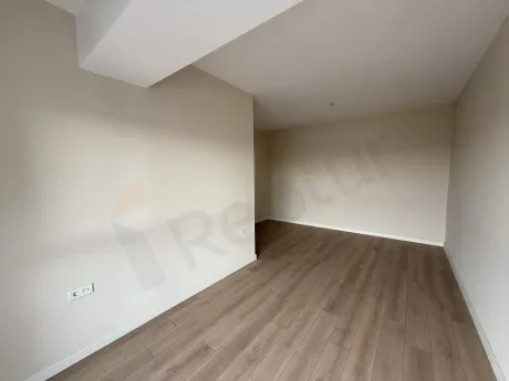 Modern ve geniş bir yatak odasının aydınlık iç mekan görünümü.