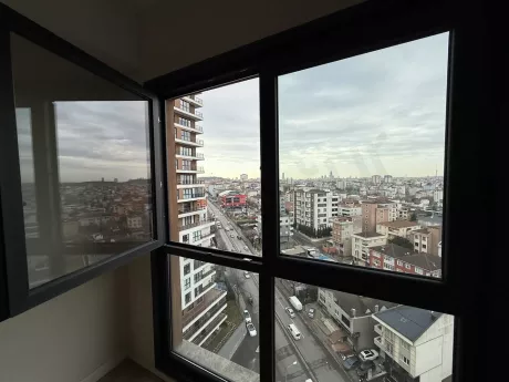 Çekmeköy'de yer alan bir dairenin penceresinden görünen geniş orman ve şehir manzarası.