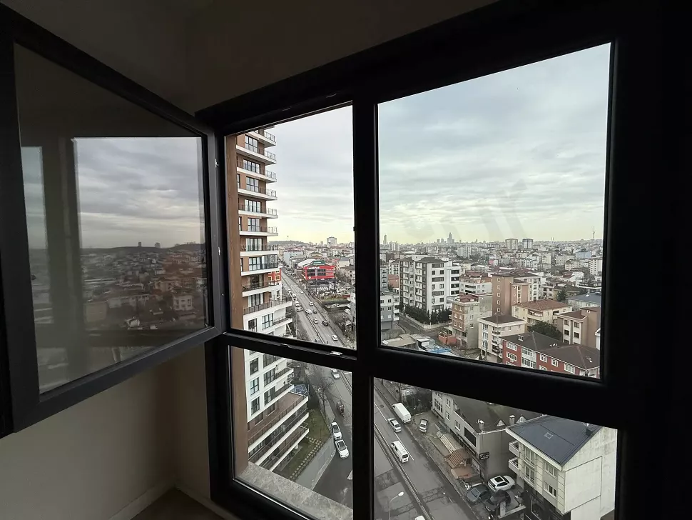 Çekmeköy'de yer alan bir dairenin penceresinden görünen geniş orman ve şehir manzarası.