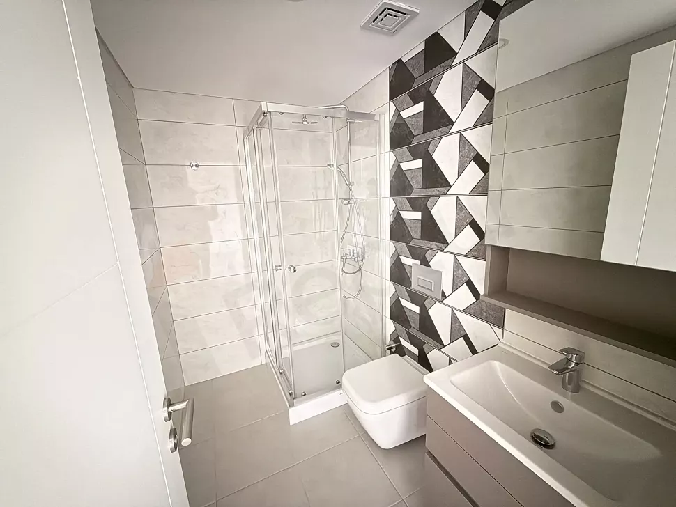 Modern tasarımlı, geniş ve şık bir banyo iç mekanı.