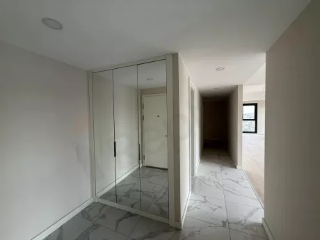 Modern bir dairenin giriş kapısı ve antre alanı.
