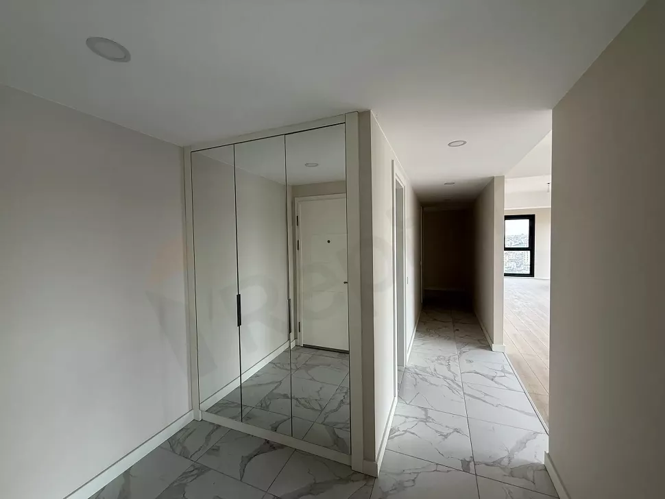 Modern bir dairenin giriş kapısı ve antre alanı.