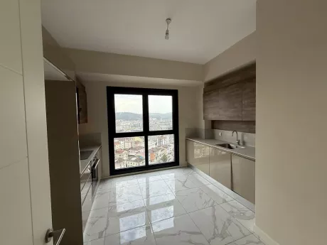 Modern tasarımlı, geniş ve aydınlık mutfak alanı.