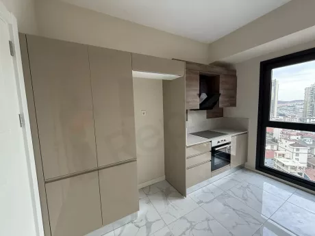 Modern ve geniş tasarımlı bir dairenin mutfak alanı.