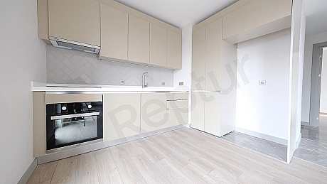 Modern mutfak tezgahı ve dolapları detayı.