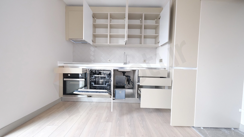 Modern mutfak tezgahı ve dolapları.