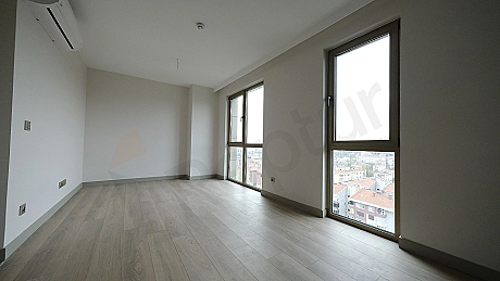 Aydınlık ve modern oturma odası.
