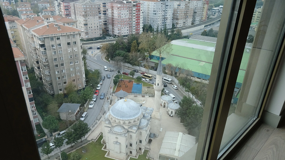 Zeytinburnu'nda şehir manzaralı satılık daire görseli.