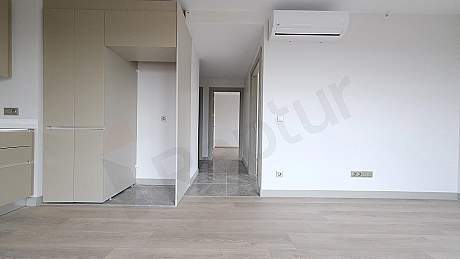 Aydınlık koridor görseli.