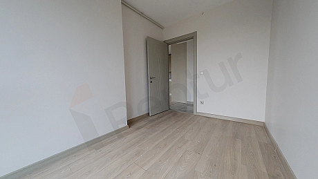 Aydınlık ve modern yatak odası görseli.