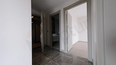Modern daire koridoru iç mekanı.