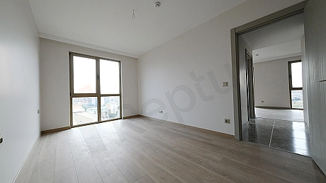 Zeytinburnu'nda satılık eşyasız 2+1 dairenin yatak odası görseli.