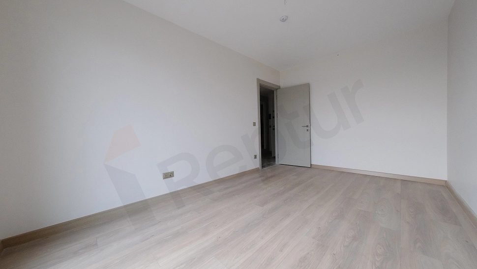 Şık ve modern yatak odası görseli.