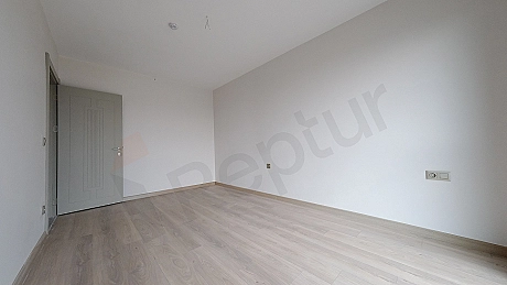 Aydınlık ve modern yatak odası görseli.