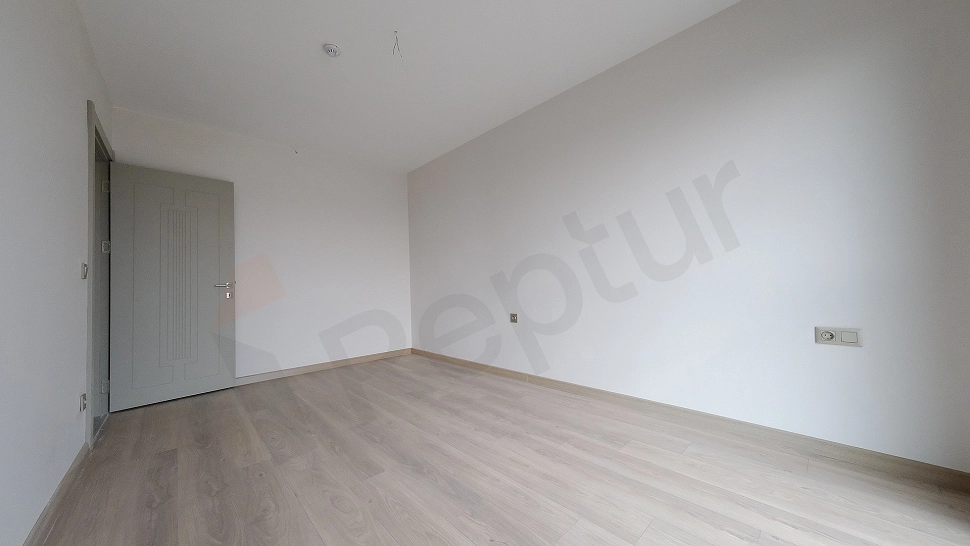 Aydınlık ve modern yatak odası görseli.