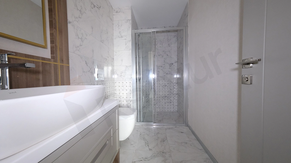 Modern tasarımlı banyo iç mekanı.
