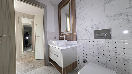 Aydınlık ve modern tasarımlı banyo iç mekanı.