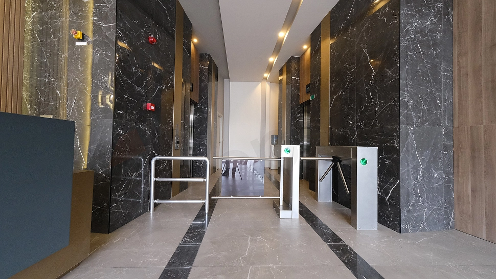 Modern tasarımlı lobi alanı görseli.