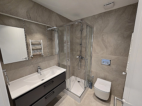 Modern tasarımlı eşyalı banyo görseli.