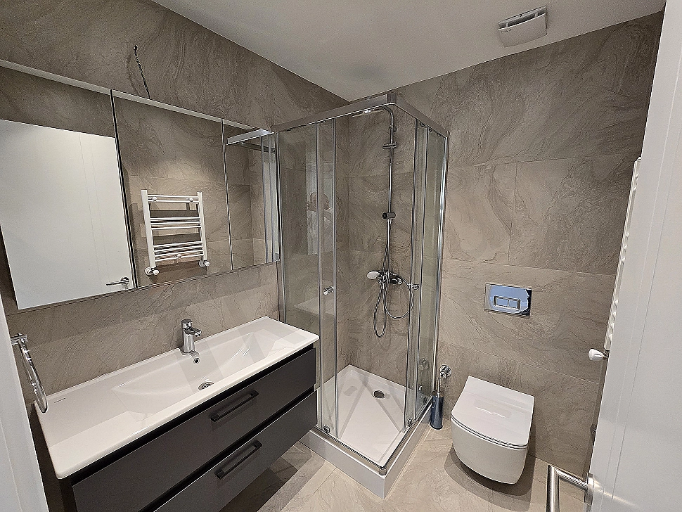 Modern tasarımlı eşyalı banyo görseli.