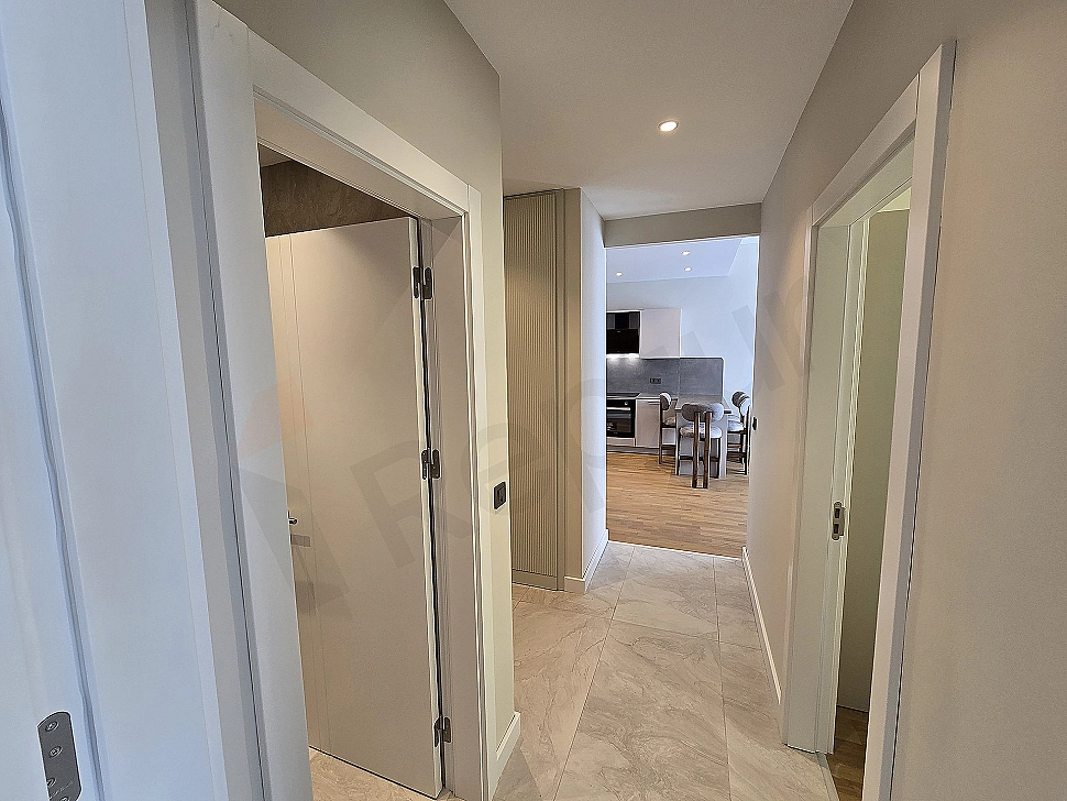 Eşyalı daire koridor iç görünümü.