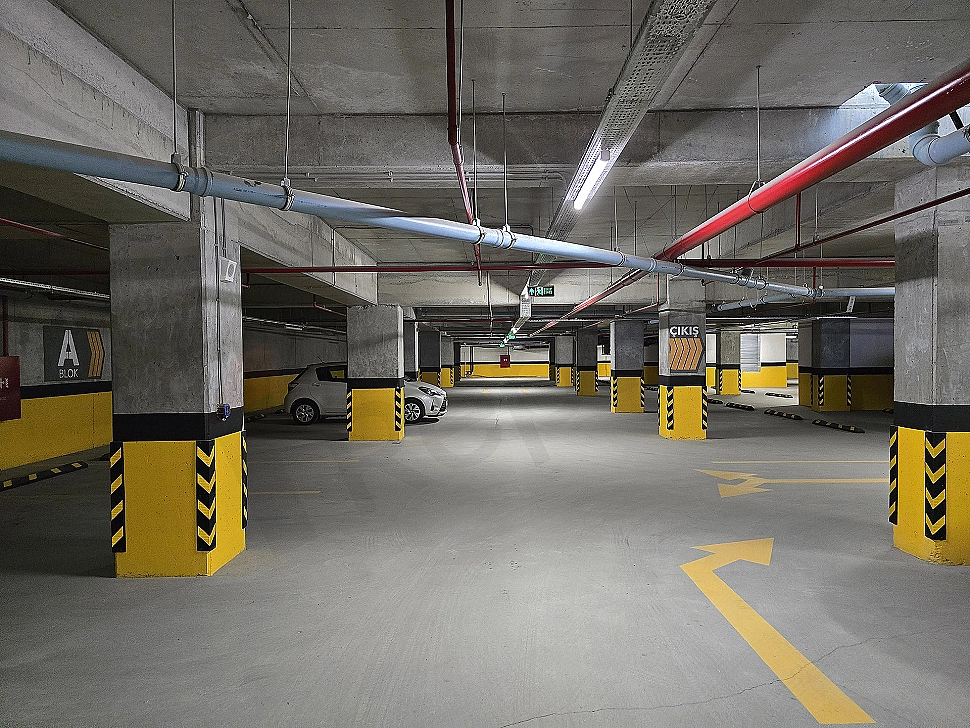 İstanbul Kağıthane'de kapalı otopark alanı görüntüsü.