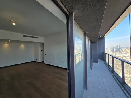 Şehir ve Boğaz manzarasına sahip modern bir rezidans dairesinin balkon görüntüsü.