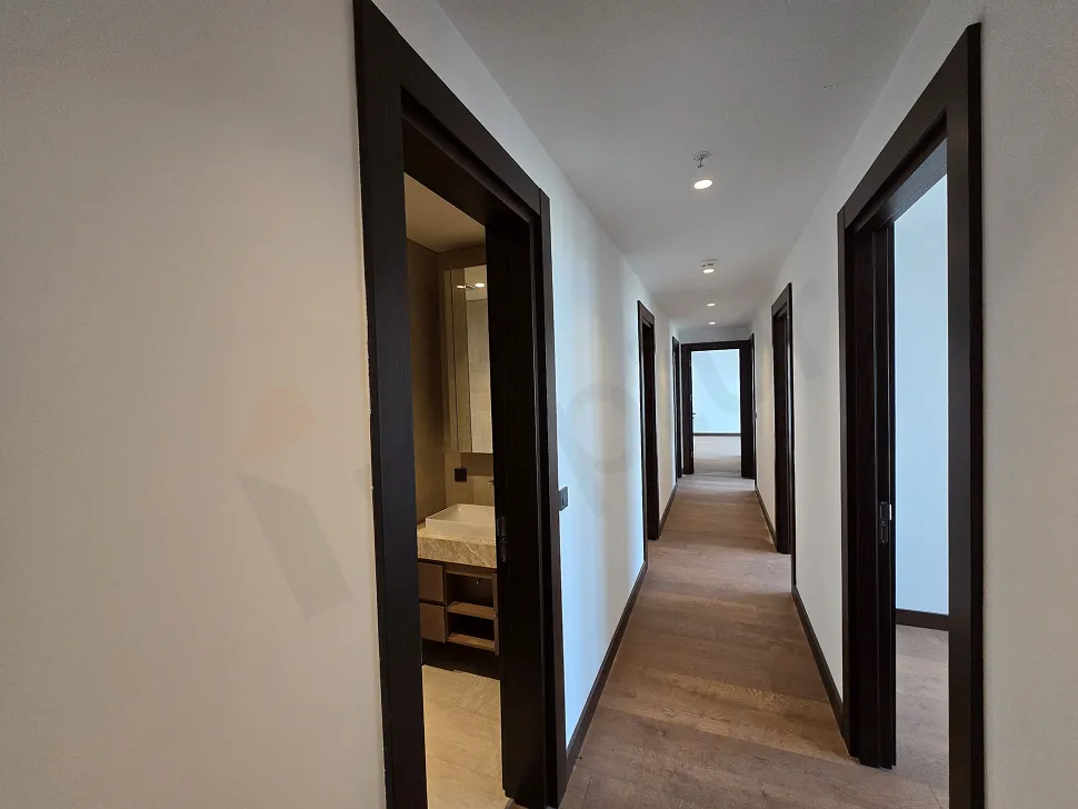 Modern tasarımlı, şık detaylara sahip daire içi merdiven görünümü