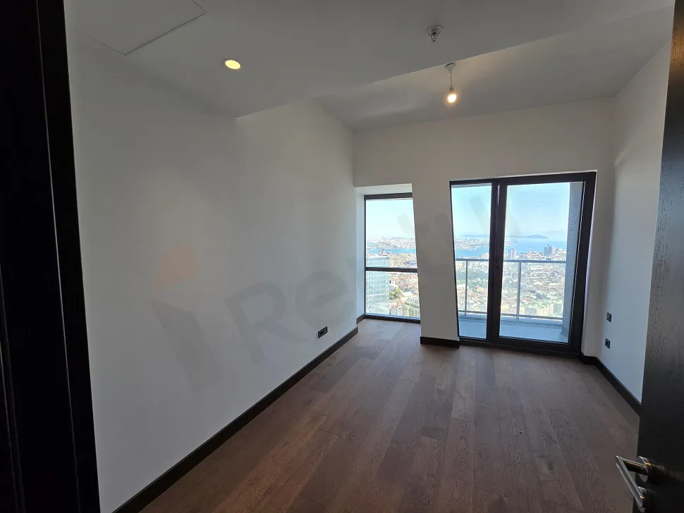 İstanbul Şişli'de modern bir rezidans dairesinin geniş ve aydınlık yatak odası alanı.