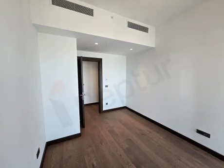 Modern tasarımlı, geniş ve aydınlık yatak odası iç mekanı.