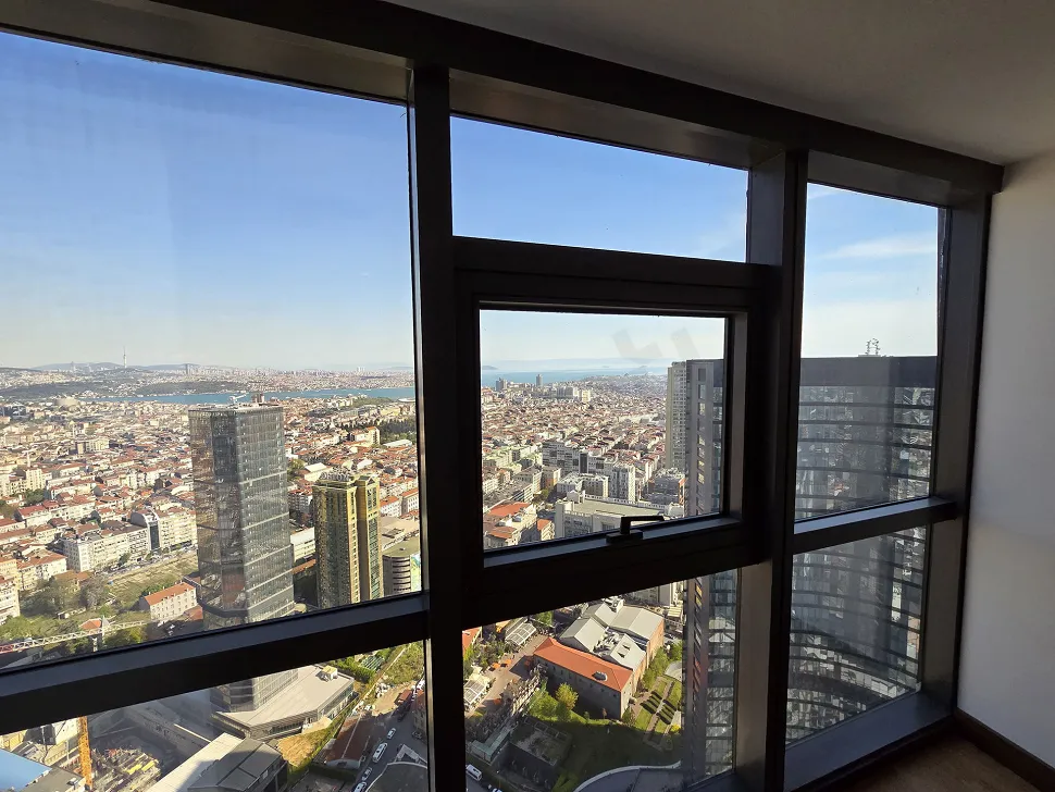İstanbul Şişli'de modern bir rezidans projesinden görünen panoramik Boğaz ve şehir manzarası.