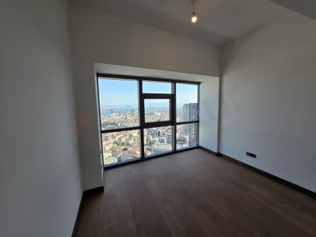 Geniş ve modern tasarımlı, gün ışığı alan bir yatak odası iç mekan görünümü.