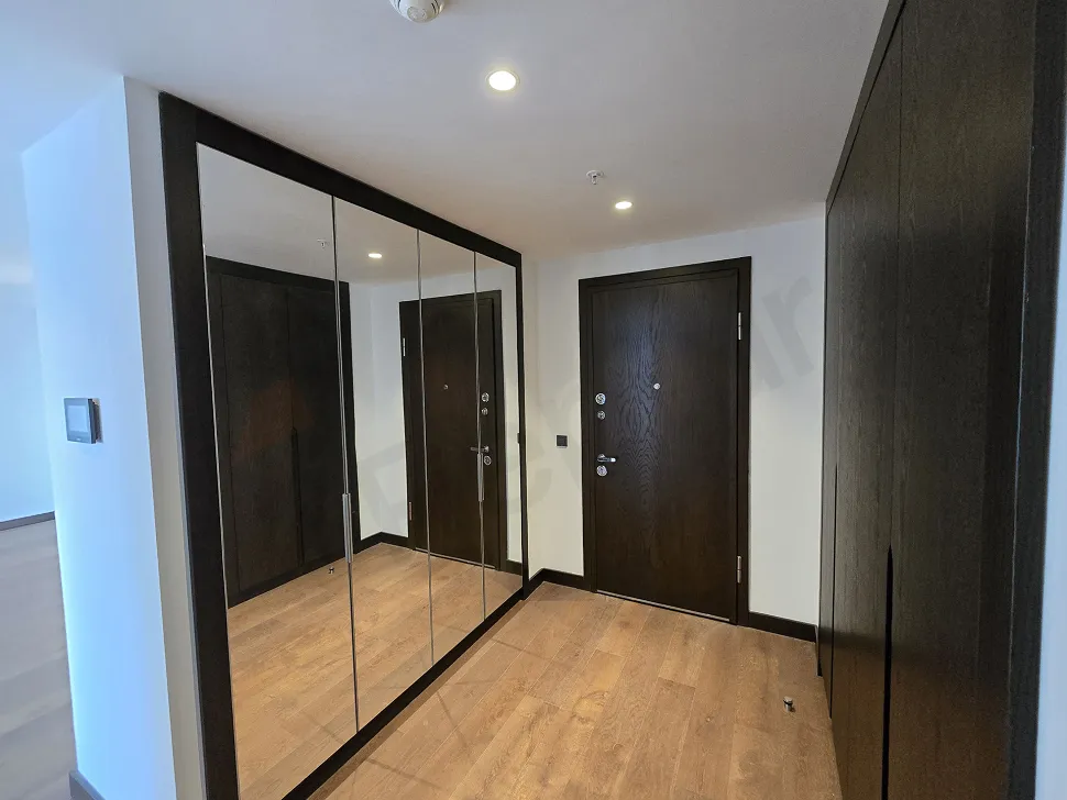 Modern ve geniş bir dairenin aydınlık koridor görünümü