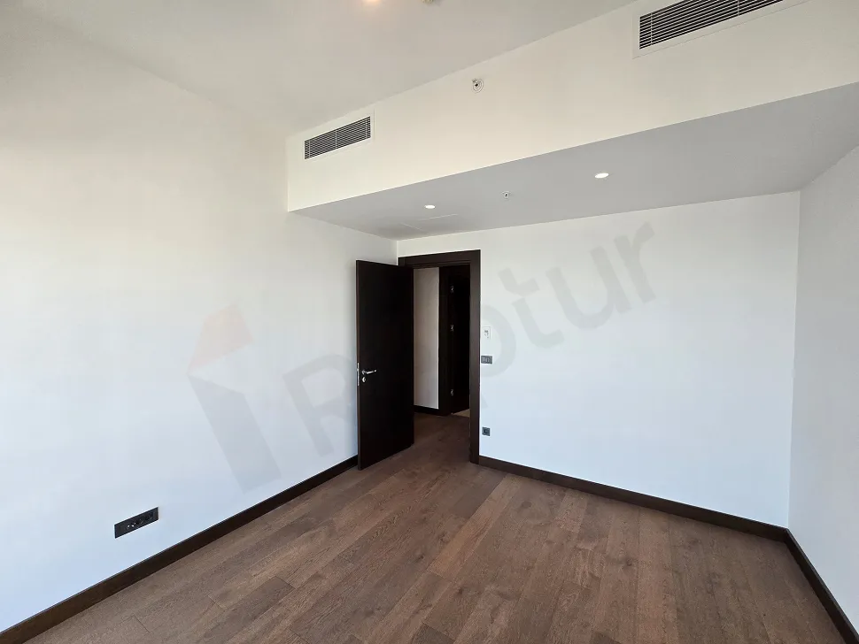 Geniş pencereli, aydınlık ve modern bir yatak odası tasarımı.