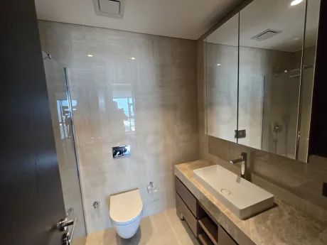 Modern ve şık tasarımlı banyo iç mekanı, kaliteli seramikler ve lavabo alanı.