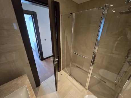 Modern banyo tasarımı, şık seramik döşemeler ve lavabo alanı.