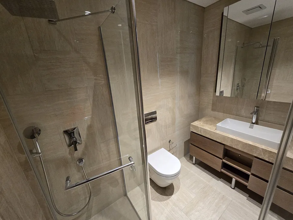 Modern tasarımlı banyo iç mekanı, lavabo ve şık seramik döşemeler