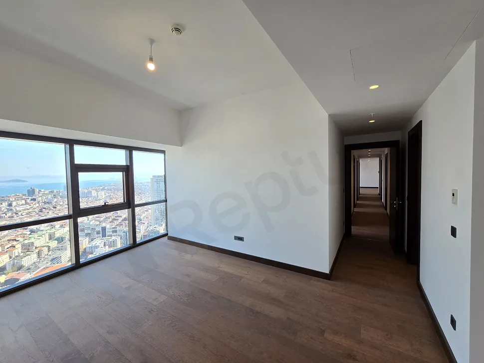 Modern tasarımlı, geniş pencereli ve ferah bir yatak odası görseli.
