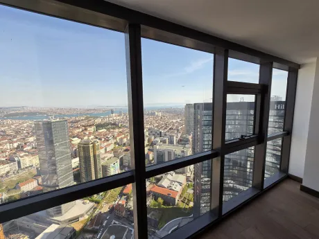 Geniş ve aydınlık, modern tasarımlı bir yatak odası iç mekan görünümü.