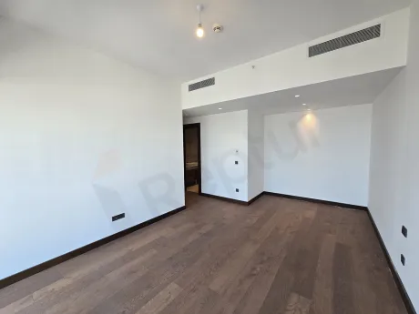 Modern mimariye sahip, geniş ve aydınlık yatak odası iç mekanı.
