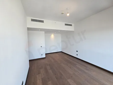 Modern tasarımlı, geniş ve aydınlık bir yatak odası iç mekan görünümü.